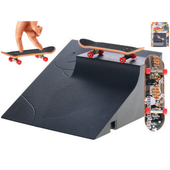 Skateboard 9,5cm kov s rovnou rampou na kartě