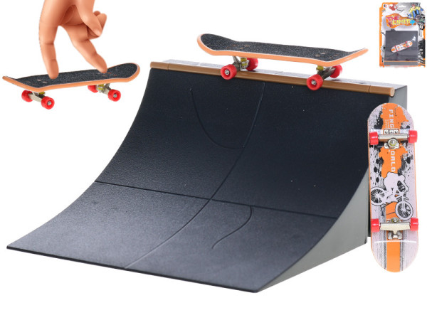 Skateboard 9,5cm kov s rampou na kartě