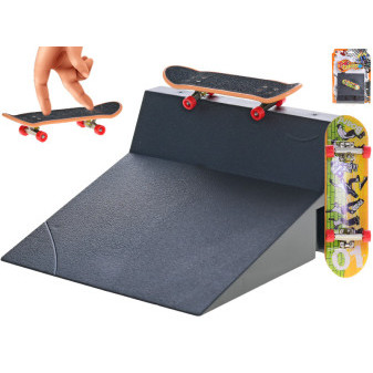 Skateboard 9,5cm kov s rovnou rampou na kartě